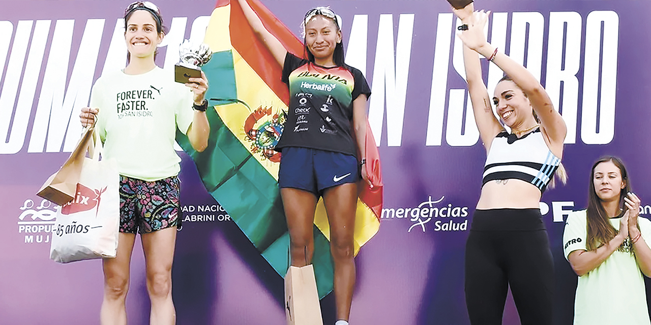 Jhoselyn Camargo (c), en lo más alto del podio de la competencia  en Argentina. | Foto: Asociación Ñandú