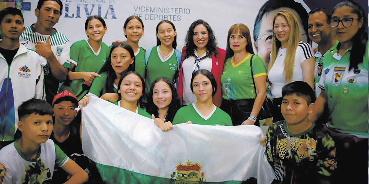 La ministra Castro (c) junto a una de las delegaciones participantes en el certamen estudiantil. | Foto: MSyD