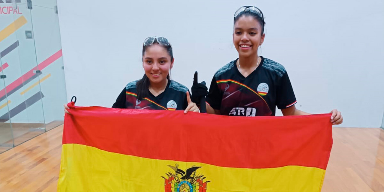 Valentina Villarroel y Rosario Calvo posan orgullosas con la tricolor boliviana después de ganar la medalla de oro. Fotos: Viceministerio de Deportes