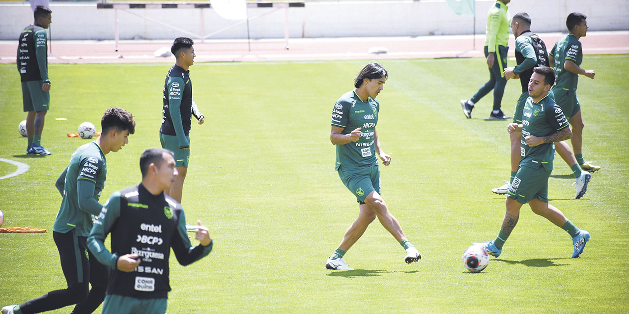 Marcelo Martins realiza un pase en la práctica de la Selección, ayer en el estadio Siles. | Foto: Gustavo Ticona