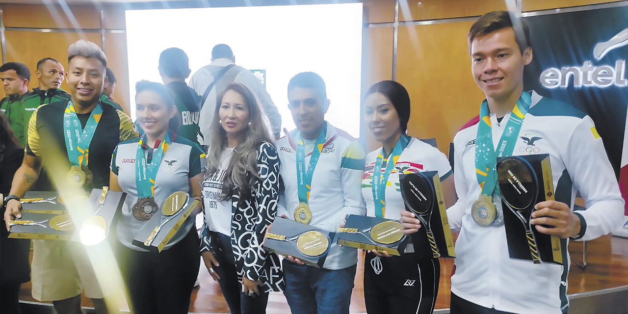 La viceministra de Deportes, Karen Palenque, junto a los campeones panamericanos. | Foto: Viceministerio de Deportes