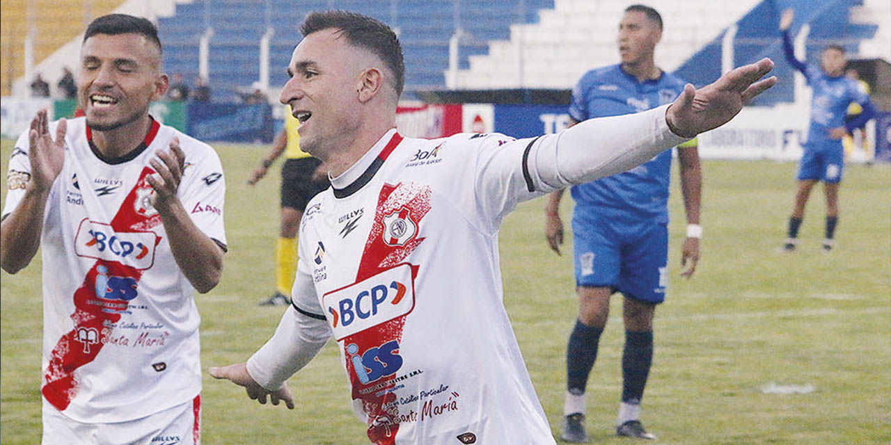 Martín Prost celebra sus goles y la victoria de Nacional Potosí. | Foto: APG