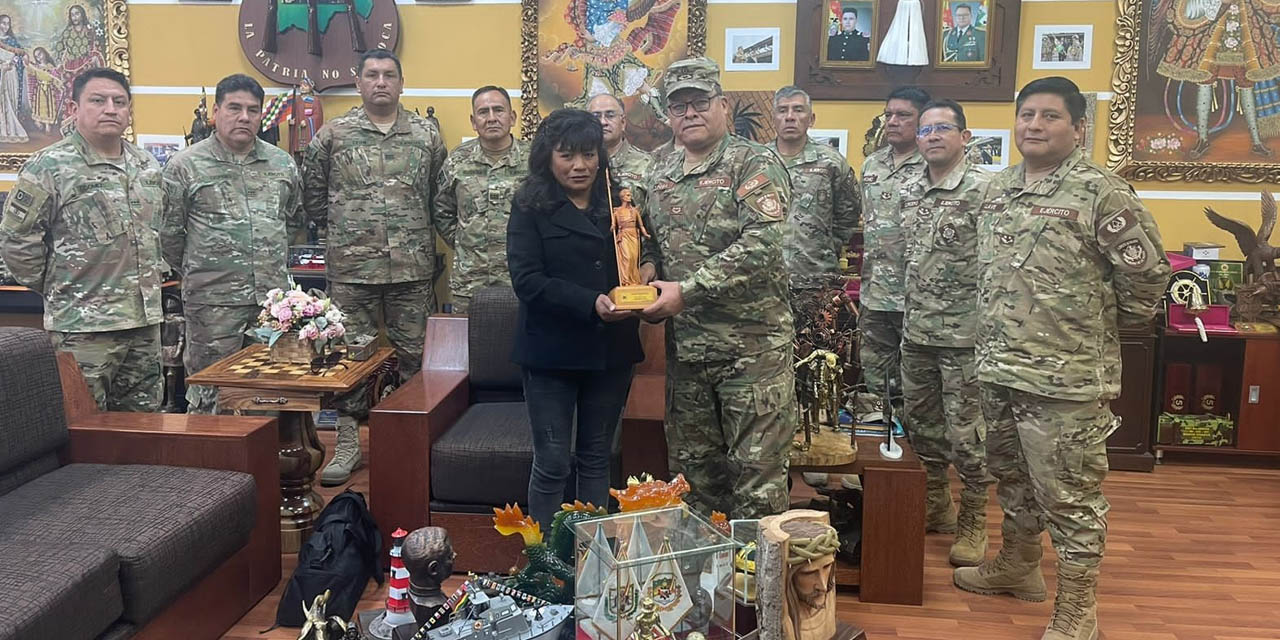 El Comandante del Ejército, Gral. Zúñiga durante la entrega de la distinción a Nemia Coca. | Foto: Ejercito