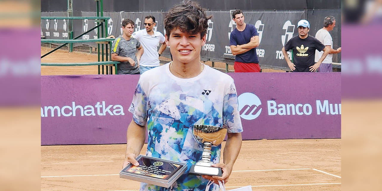 El tenista Prado luce orgulloso con la copa de campeón. | Foto: Familia Prado