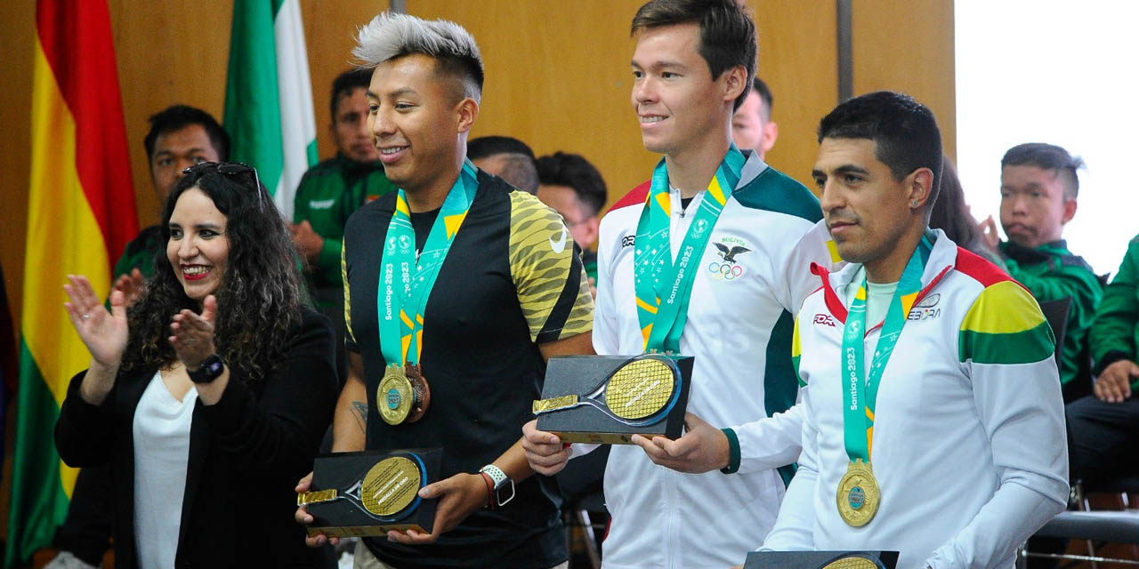 La minsitra de salud y Deportes, María Renée Castro junto a los medallistas premiados. | Foto: APG