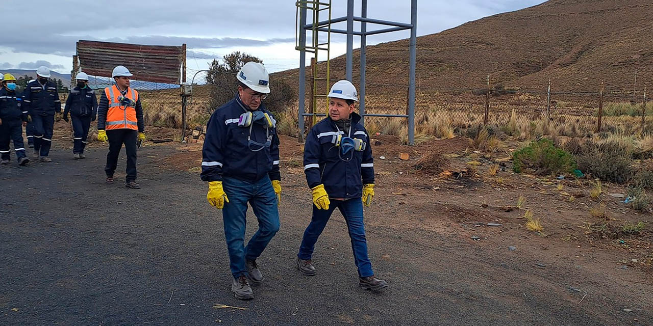 Inspección de los predios donde se instalará la planta en la metalúrgica de Vinto. | Foto: MMyM