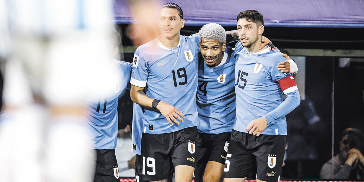 Los uruguayos Darwin Núñez (19), Ronald Araújo y Federico Valverde (5)festejan la gran victoria sobre el seleccionado argentino en el estadio La Bombonera.// FOTO: @AUFOficial