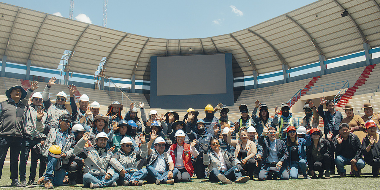 La alcaldesa de El Alto, Eva Copa, junto al personal encargado de la obra. | Foto: GAMEA