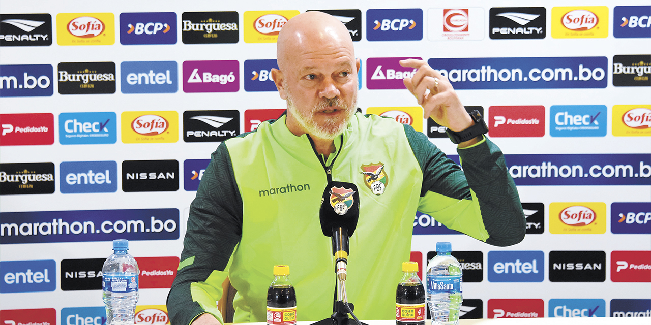 El entrenador brasileño Antonio Carlos Zago, en conferencia de prensa. | Foto: Josué Cortez