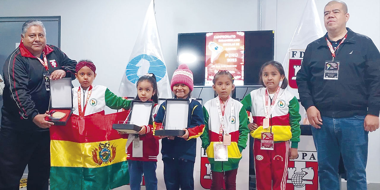 Las ajedrecistas que lograron ganar medallas para el país en el Sudamericano de ajedrez. | Foto: FBA