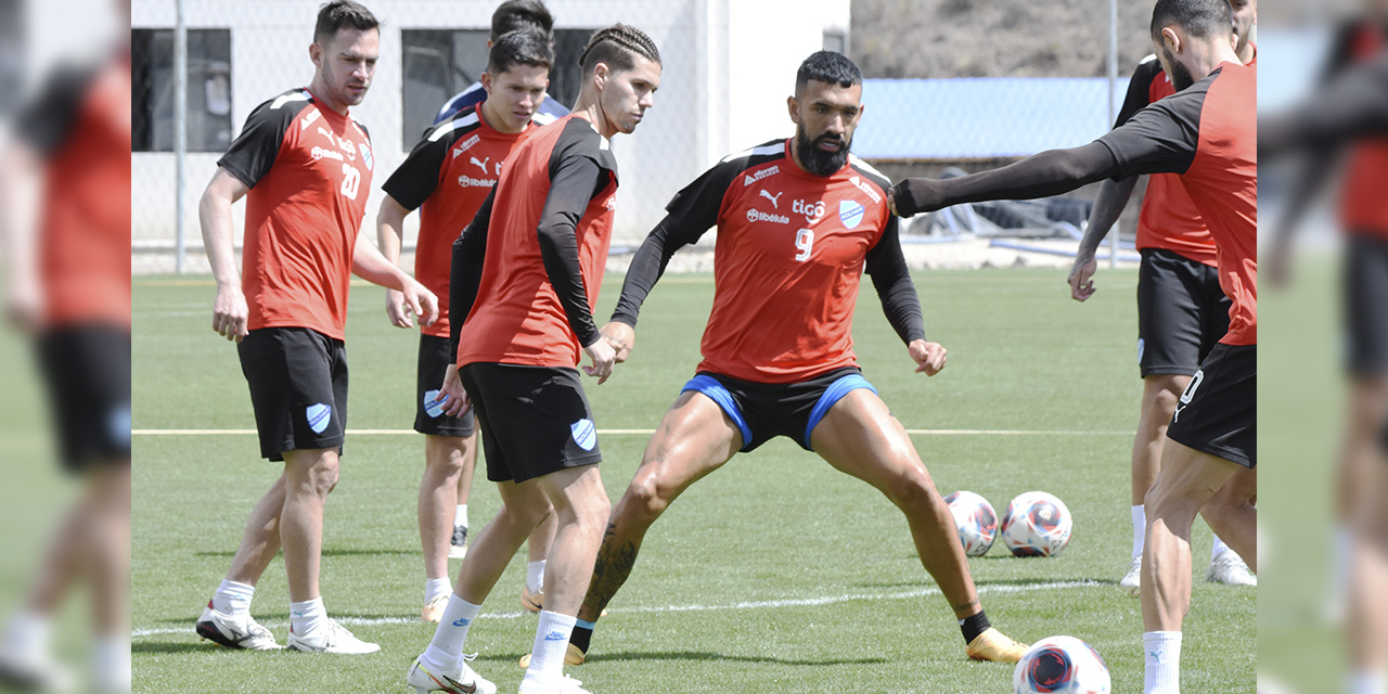 Jugadores de Bolívar en una práctica liviana en el Centro de Alto Rendimiento de Ananta. | Foto: @SpursOfficial