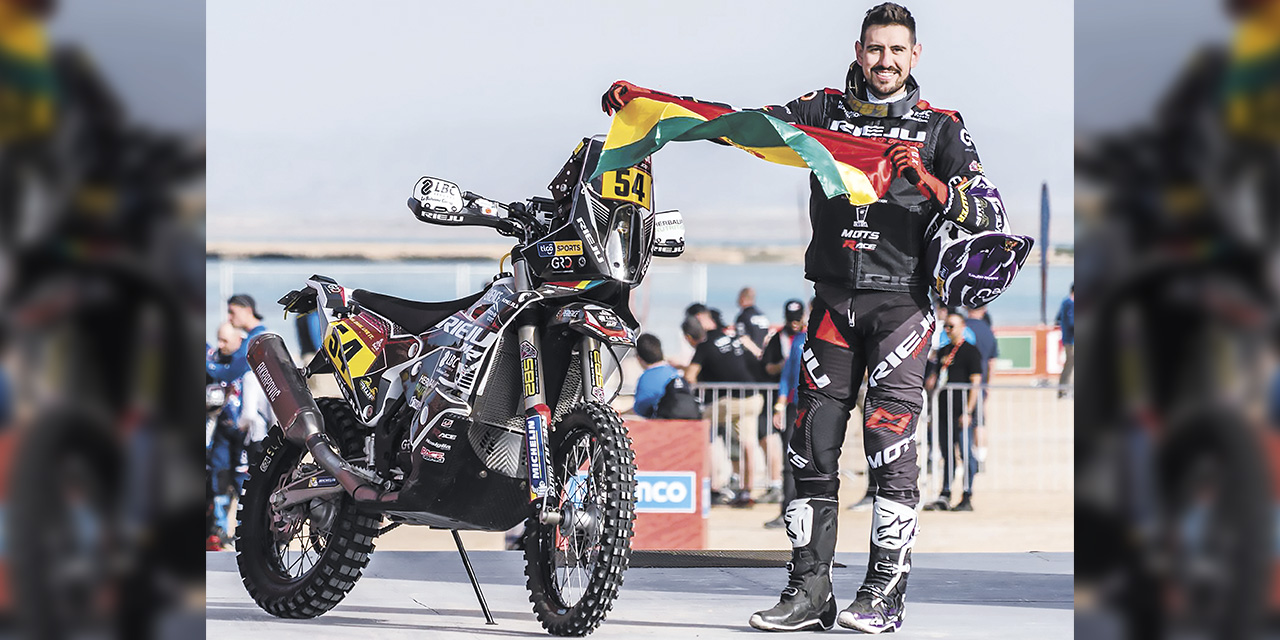 Daniel con la bandera de Bolivia en el Dakar 2023. | Foto: Team Nosiglia