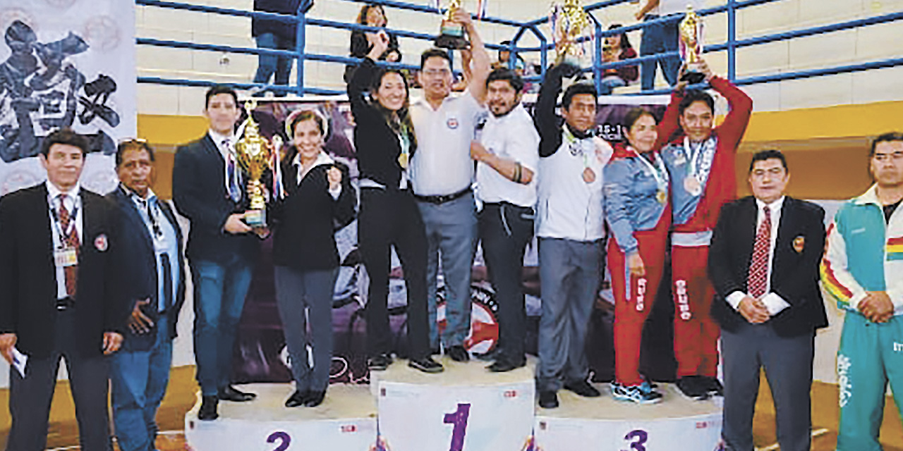 El podio de los ganadores  del torneo nacional de karate. | Foto: Feboka