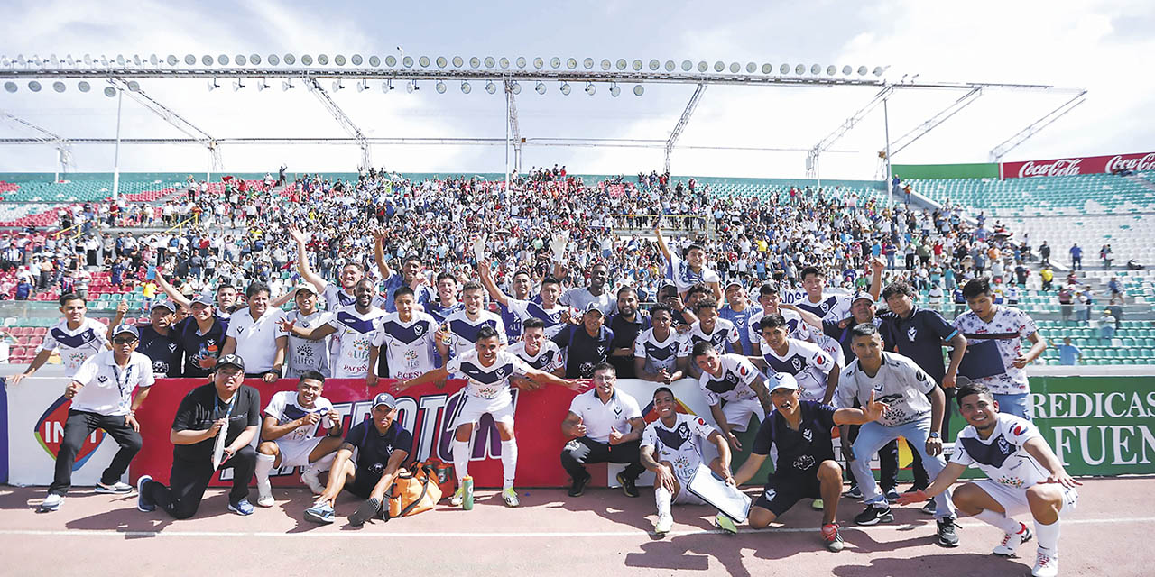 Equipo en pleno de Gualberto Villarroel San José festeja el pase a la final de la Copa Simón Bolívar.