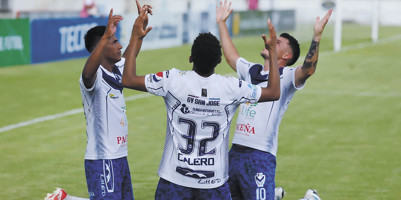 Jugadores de GV San José celebran el triunfo que los pone a un paso de subir a la División Profesional. | Foto: APG