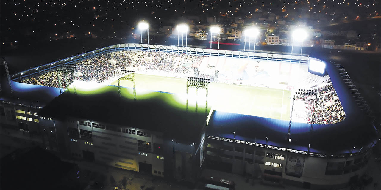 El estadio Municipal de Villa Ingenio de El Alto ya cuenta con iluminación artificial y está listo para recibir partidos nocturnos de la Copa Libertadores y Sudamericana. | Foto: APG