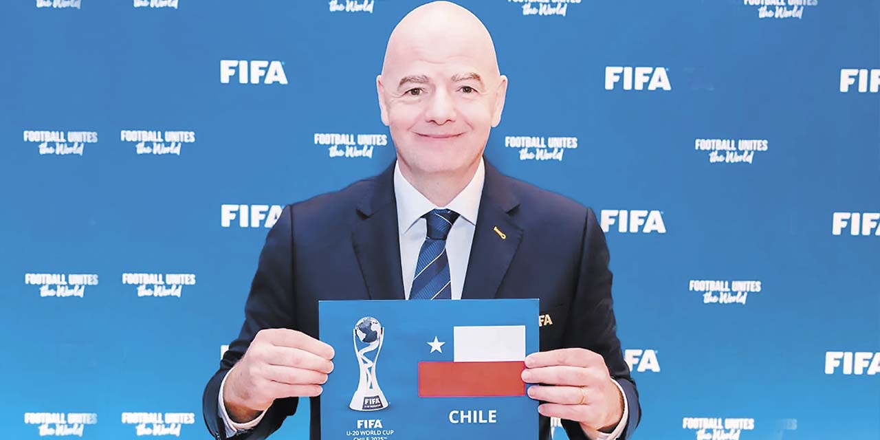 Gianni Infantino muestra el escudo del país sede del Mundial. | Foto: RPP