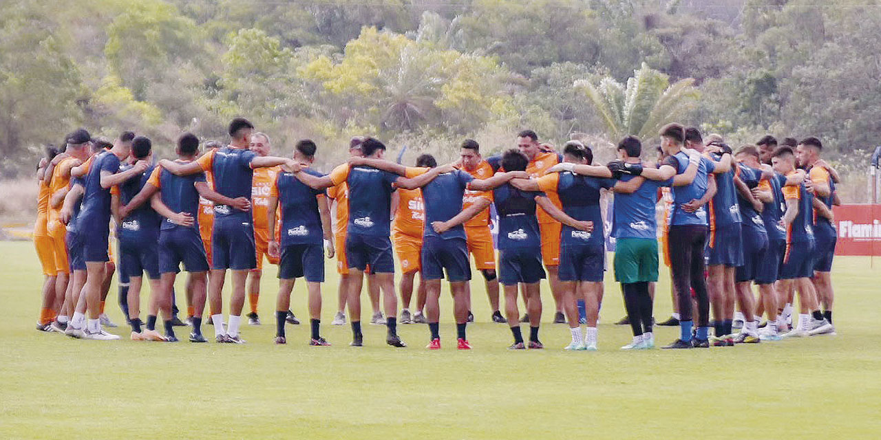 El plantel de Royal Pari reunido en la charla técnica del entrenador David De La Torre. | Foto: Royal Pari