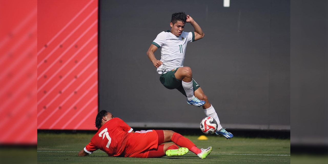 La calidad del boliviano Javier Uzeda al dejar en el camino a un jugador peruano.