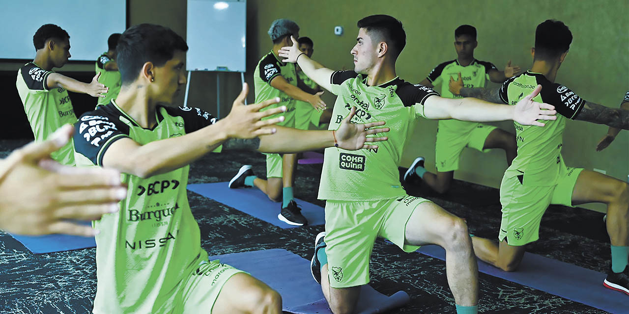 Los jugadores de la Selección boliviana Sub-23 durante la sesión de gimnasio en Lima, donde esperan jugar el segundo amistoso frente a Perú. | Foto: FBF