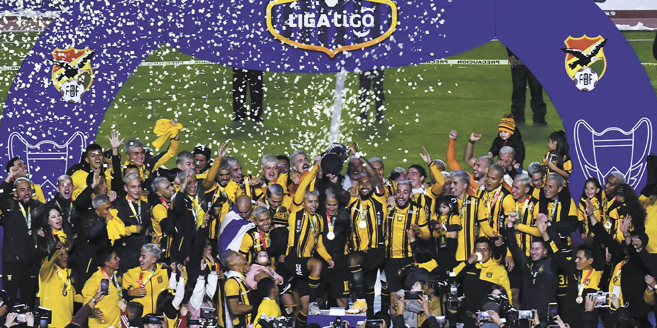 Futbolistas del Tigre celebran la conquista del título. | Foto: APG