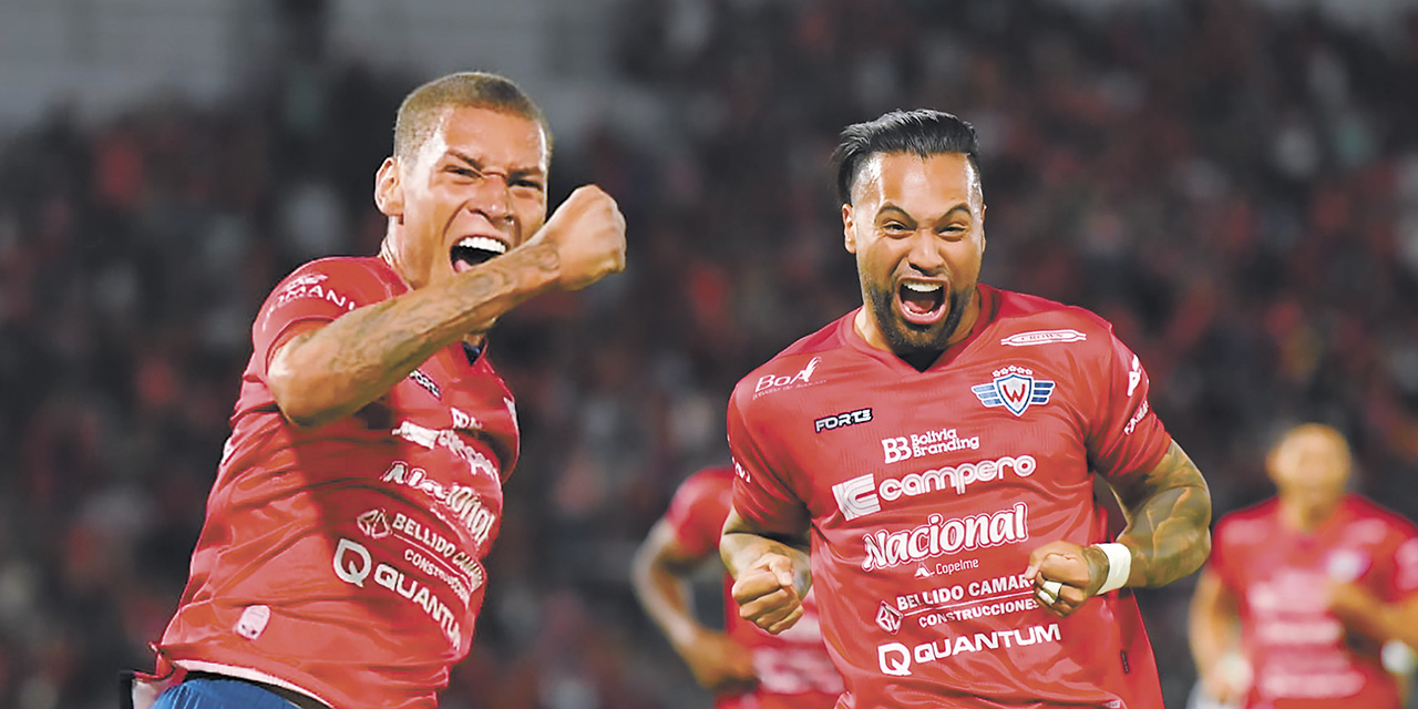 El festejo de los goleadores de Wilstermann. Jonata Machado (izq.) y Julián Velásquez (der.). | Foto: APG