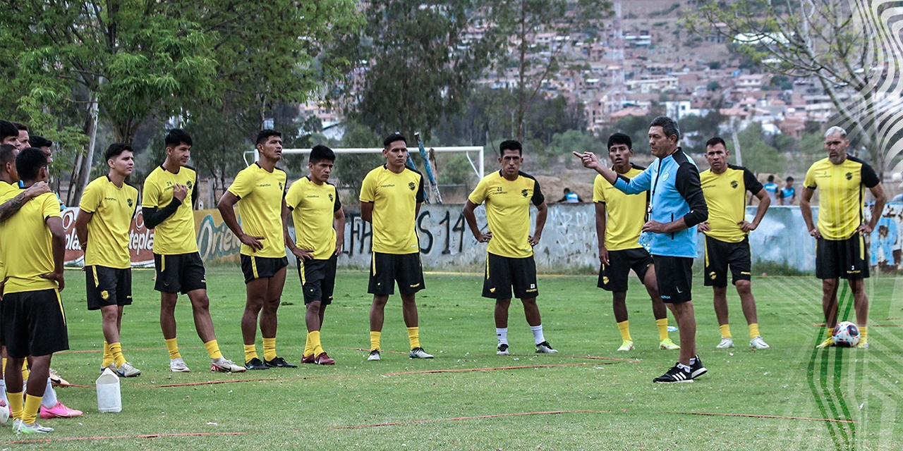 El técnico Mauricio Soria da instrucciones a sus dirigidos en la práctica de Aurora. Foto:  Aurora