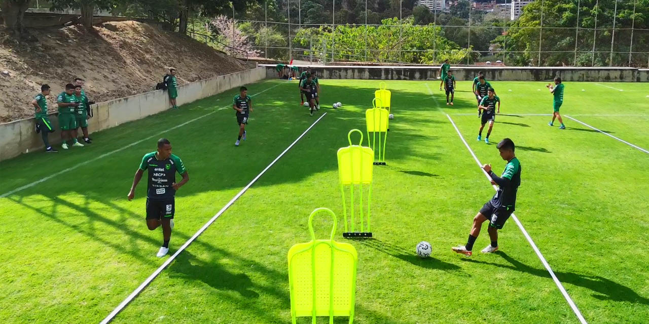 Jugadores de la Selección boliviana en la práctica de dominio de balón. | Foto: FBF