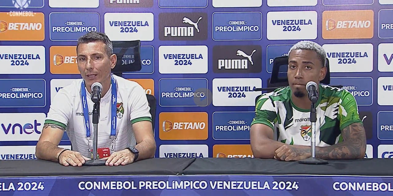 Pablo Escobar (izq.) en la conferencia de prensa pospartido junto al jugador Jairo Quinteros. | Foto: FBF