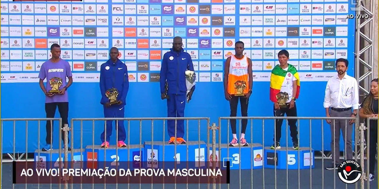 El atleta boliviano Héctor Garibay, con la tricolor nacional, en el podio de los vencedores. // Fotos:  FAB/JHOSELYN CAMARGO