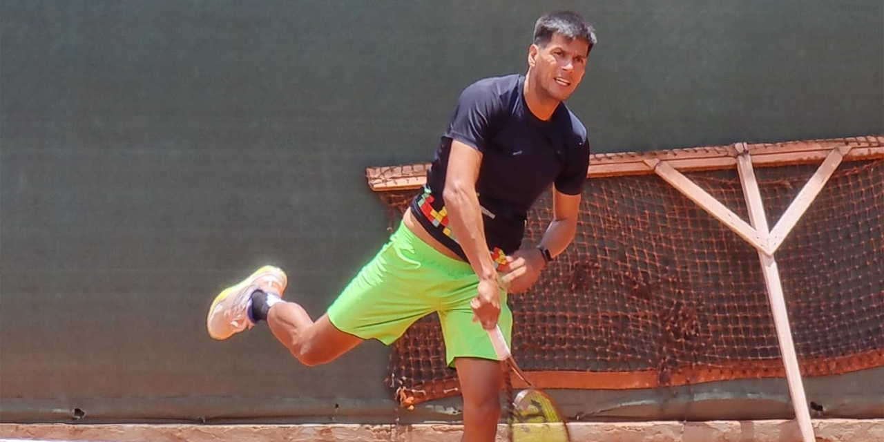 Federico Zeballos en pleno trabajo de preparación en el Club de Tenis La Paz. 