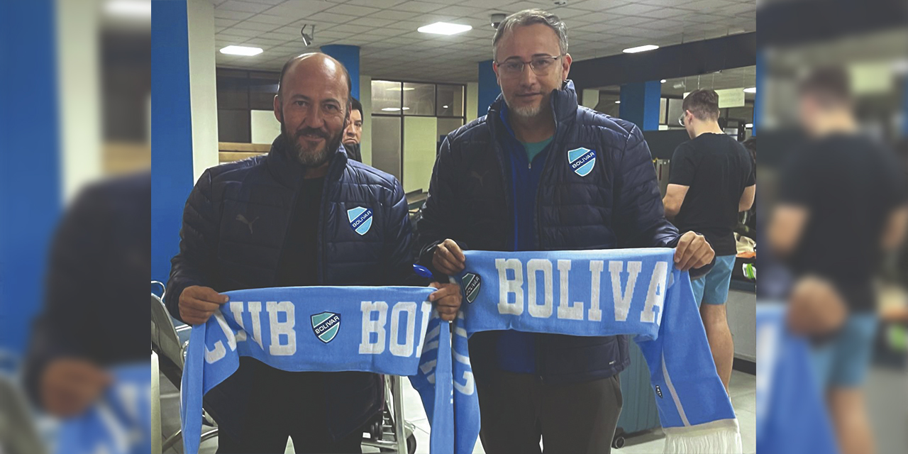 El nuevo técnico de Bolívar, Flavio Robatto (der.), a su arribo al aeropuerto de El Alto junto a uno de sus colaboradores.