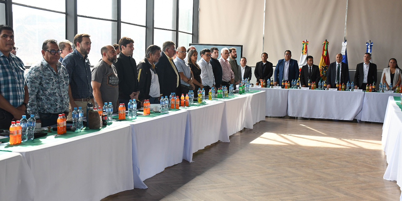 Dirigentes del fútbol profesional se reunirán hoy en Santa Cruz.