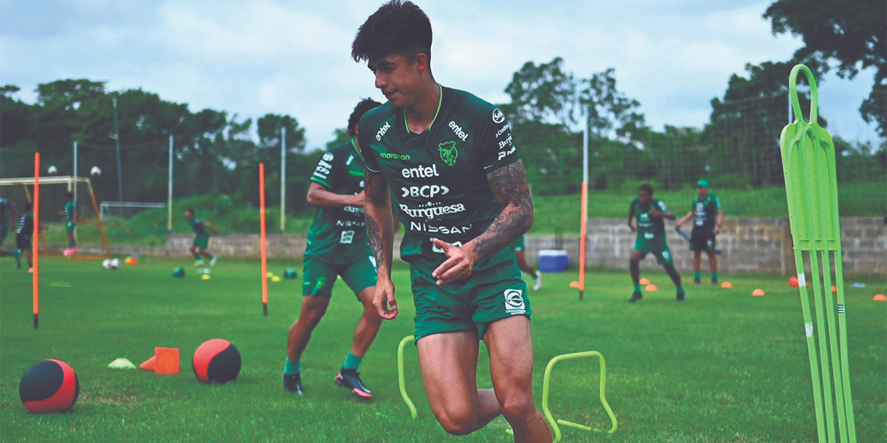 El mediocampista Gabriel Villamil se entrena en la Selección boliviana Sub-23. FOTO: FBF