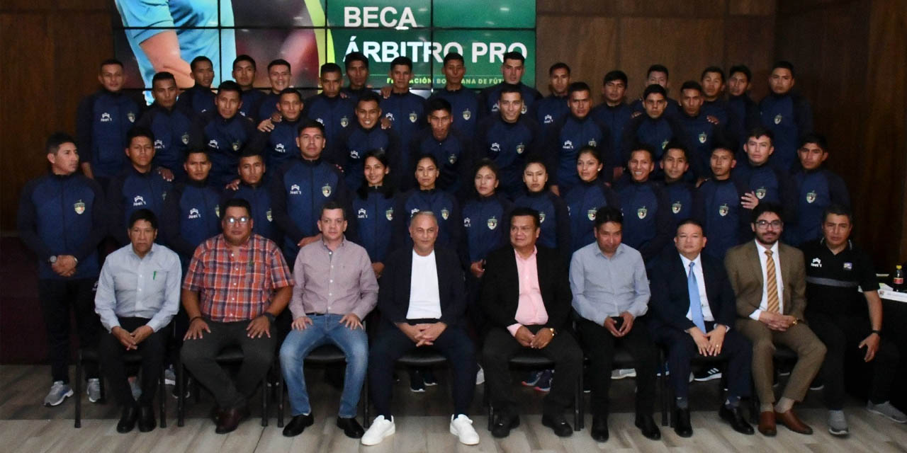 Los 50 árbitros becados junto a los dirigentes de la Federación. | Foto: APG