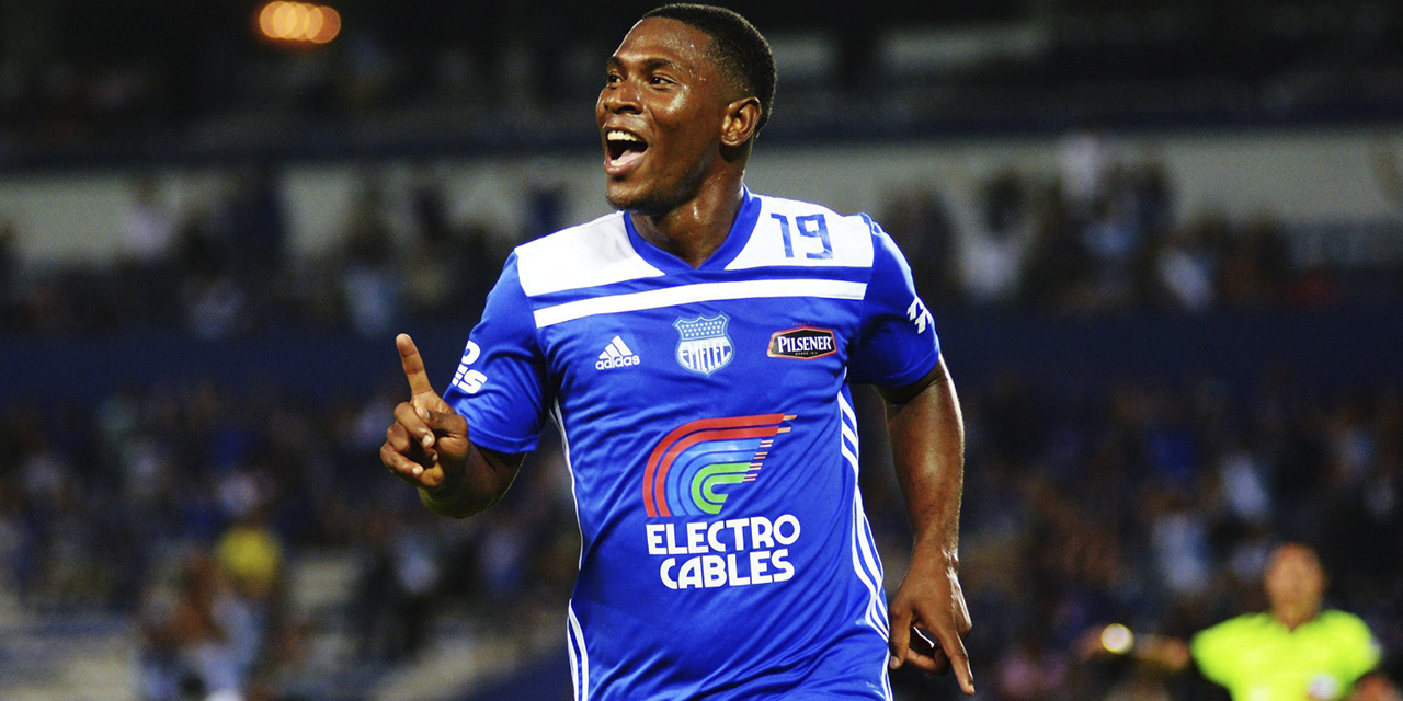 Bryan Angulo, con la camiseta de Emelec de Ecuador, festeja uno de sus goles. 