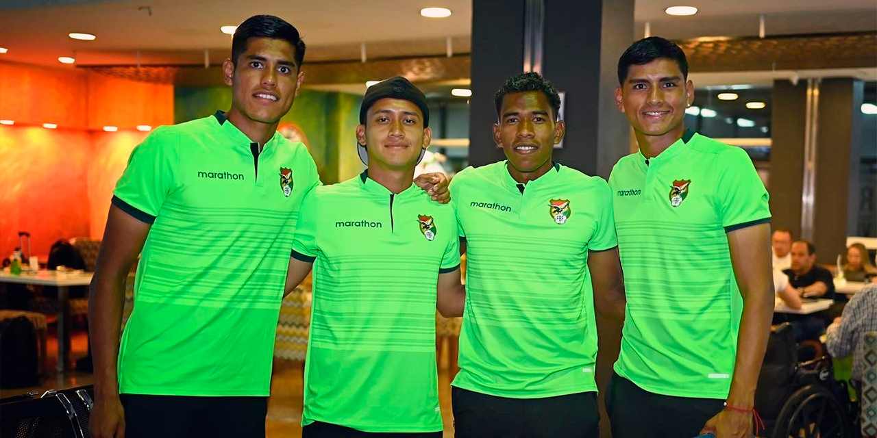 Los jugadores de la Selección boliviana Sub-23 viajaron ayer a Venezuela, sede del torneo Preolímpico. Foto: FBF