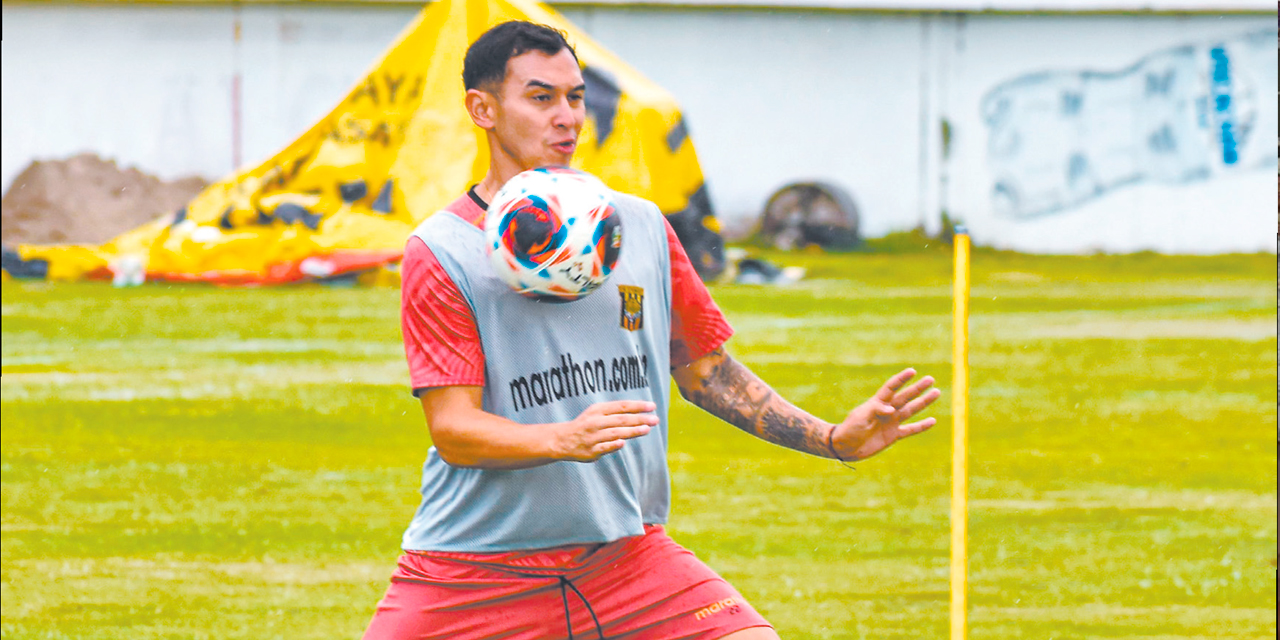 Bruno Miranda recibe un balón con el pecho en la práctica de fútbol del Tigre, en Achumani. // Foto: The Strongest