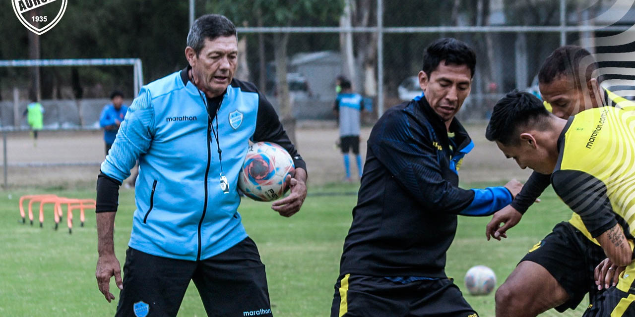 Mauricio Soria dirige la práctica de fútbol en Aurora. 