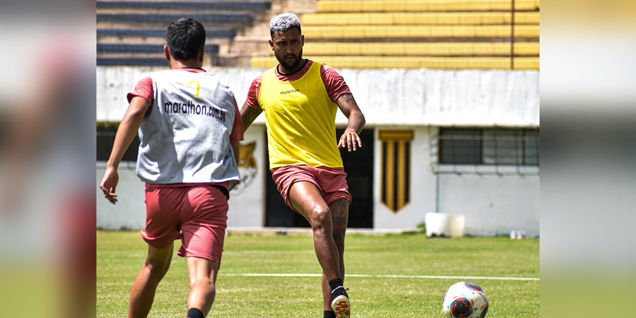 Adrián Jusino toca el balón en la práctica de fútbol del Tigre, ayer, en Achumani. Foto: The Strongest