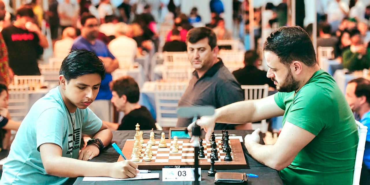 Licael (izq.) en una de las partidas en el torneo. Fotos:  Sampa Chess Open