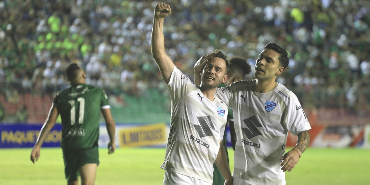 Festejan los goleadores de la Academia, Fernando Saucedo (izq.) y Carmelo Algarañaz.