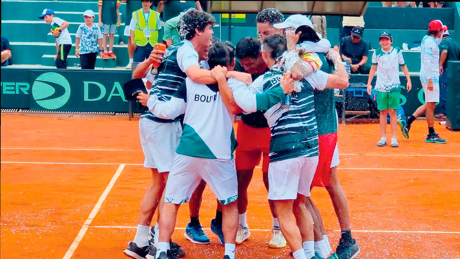 Integrantes de la selección boliviana de tenis celebran el ascenso al Grupo Mundial II de la Copa Davis. FOTO: FBT