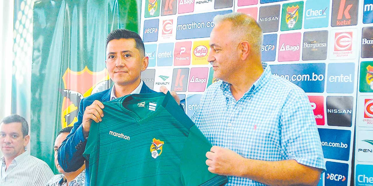 Fernando Costa (der.) en la presentación del técnico Mauricio Villarroel. FOTOS:  APG