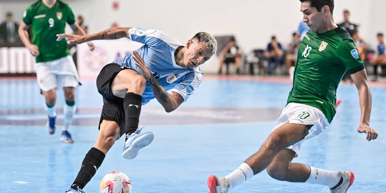 Una incidencia del partido entre Uruguay y Bolivia por la Copa América de futsal. Foto:  Conmebol