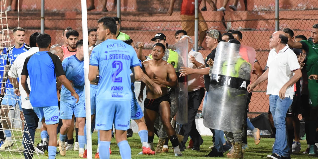 Una instancia de la pelea entre jugadores de Guabirá y Bolívar. | Foto: Archivo