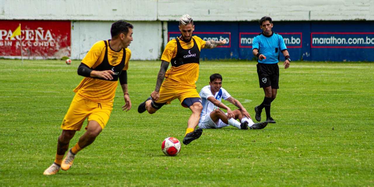 Luciano Ursino remata una pelota para convertir el sexto gol del Tigre frente al cuadro orureño, ayer en Achumani. | Foto: The Strongest