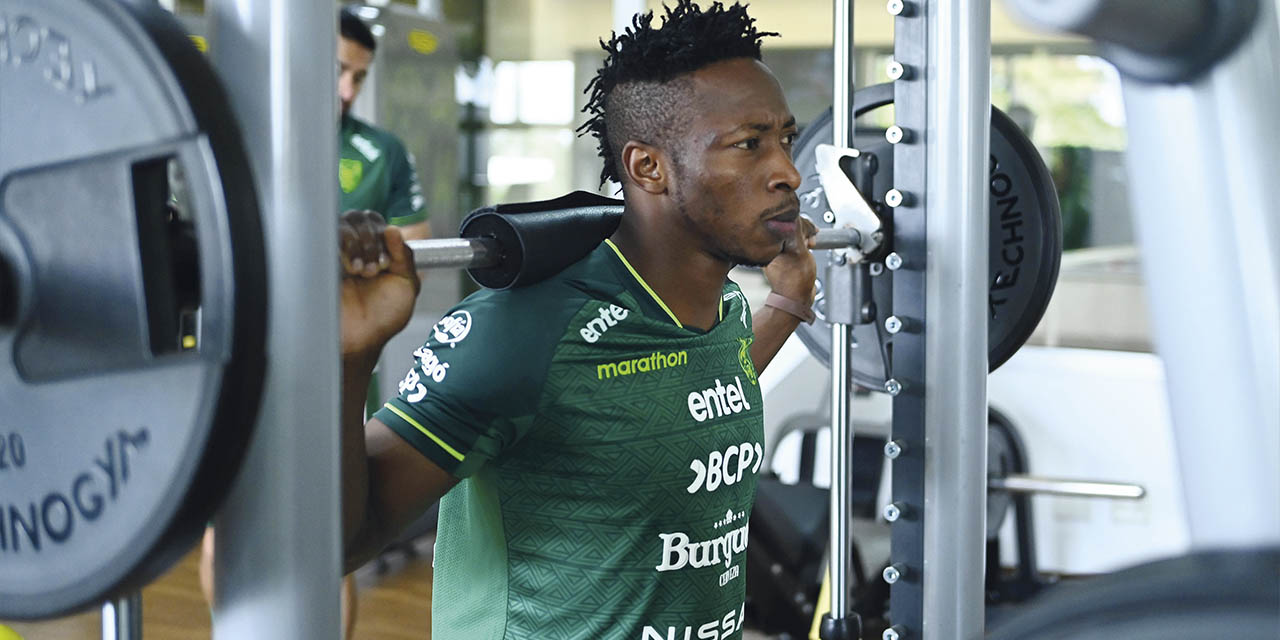 El arquero David Akologo se entrena con la Verde. | Foto: FBF