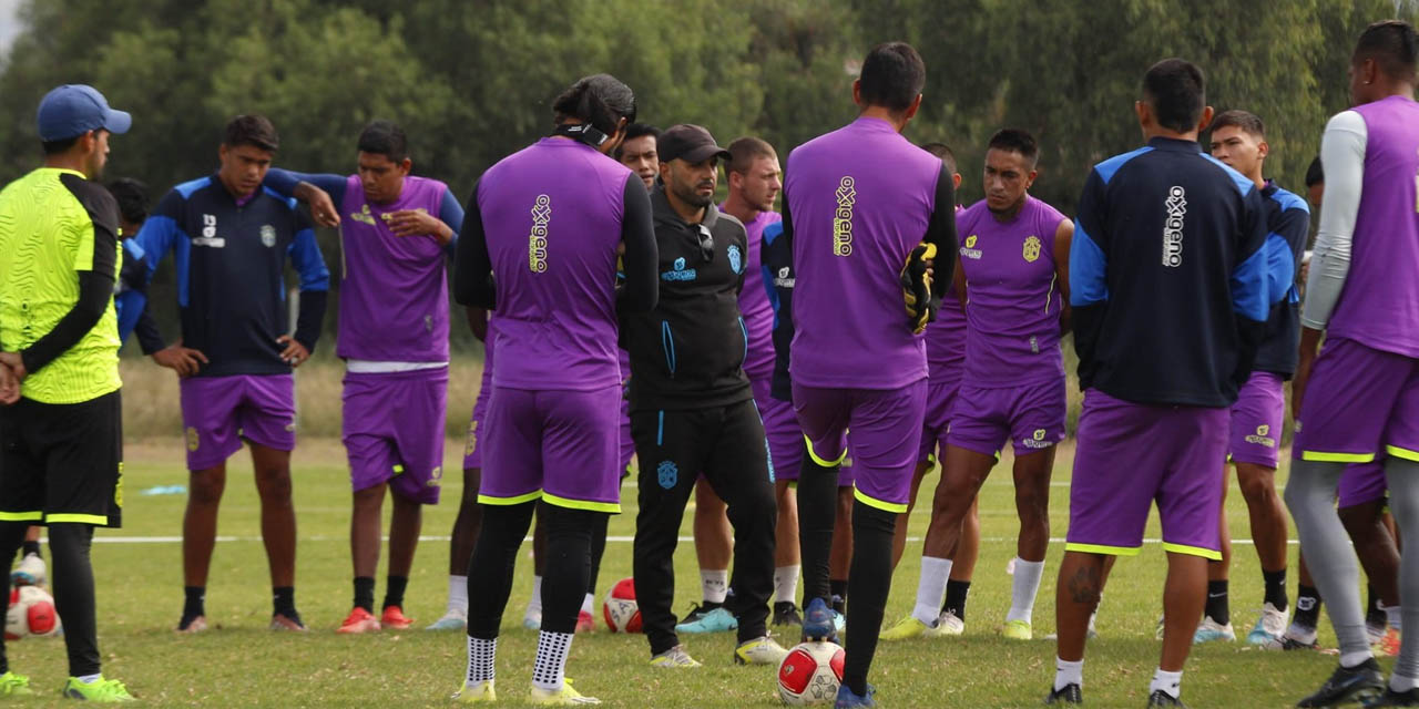 El técnico de San Antonio, Thiago Leitao, dialoga con sus dirigidos en el cierre de prácticas del equipo. Ganan hoy y pueden sentirse clasificados. | Foto: San Antonio