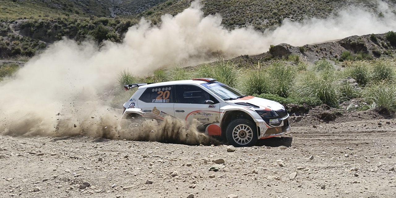 El bólido del ganador de la prueba, Rolando Careaga, va camino al triunfo.